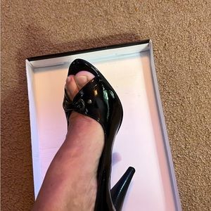 Nrly NWT Size 6.5 Carlos Santana beautiful chic black patent w/accents toes/heel